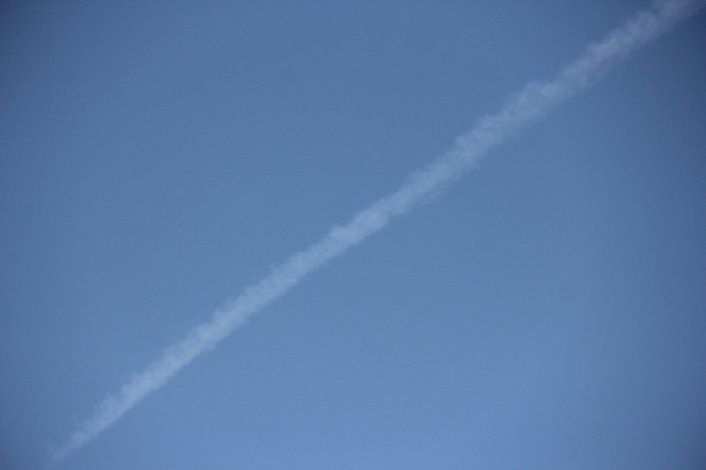 short chemtrail in Uruguay two 4-13-2015